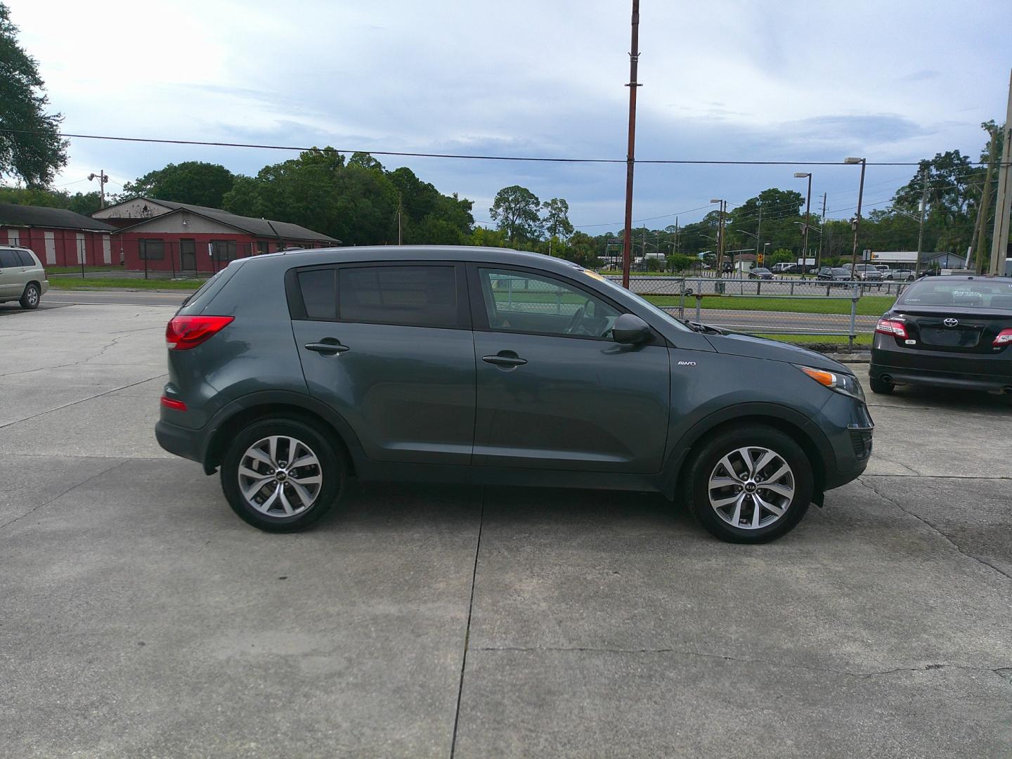 2015 KIA SPORTAGE EX; LX (KNDPBCAC6F7) , located at 1200 Cassat Avenue, Jacksonville, FL, 32205, (904) 695-1885, 30.302404, -81.731033 - Photo#4